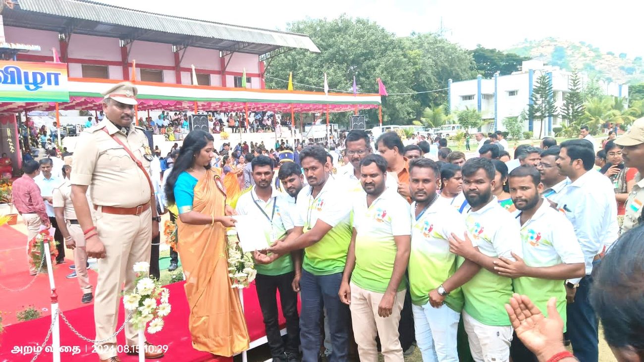 Karisakattu Poove Trust team receiving the Green Champion Award from the Krishnagiri District Collector